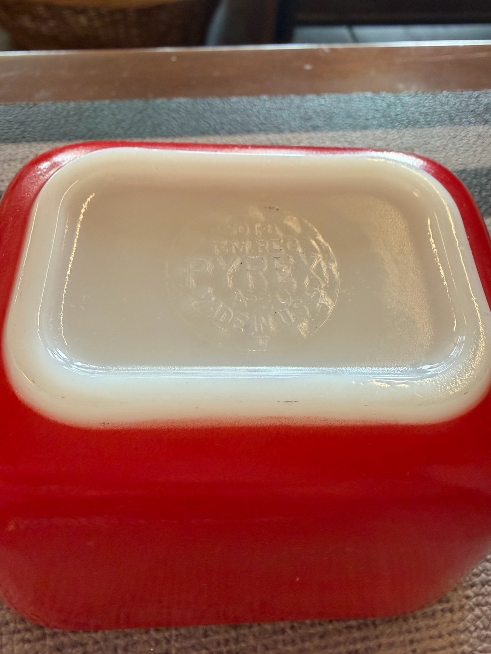 Vintage Pyrex red refrigerator dish - Picture 8 of 10